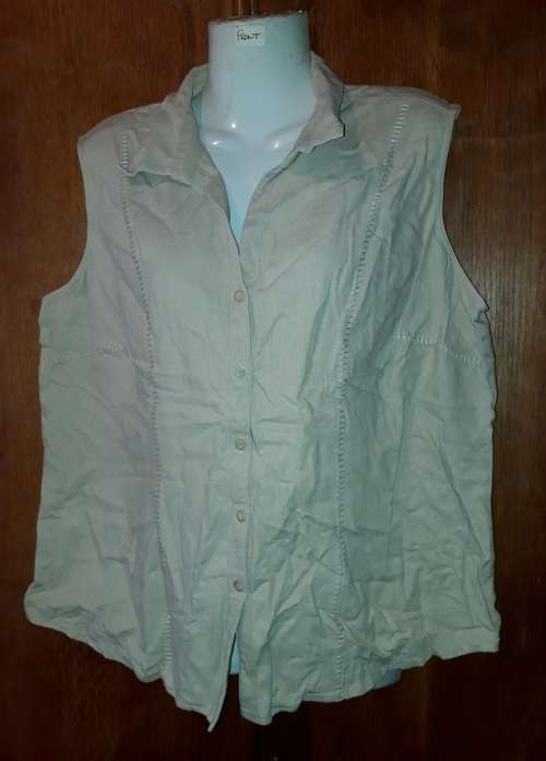 COVID 19 SPECIAL! LADIES: BEIGE SLEEVELESS SHIRT - MAKE: NO MAKE - SIZE: NO SIZE