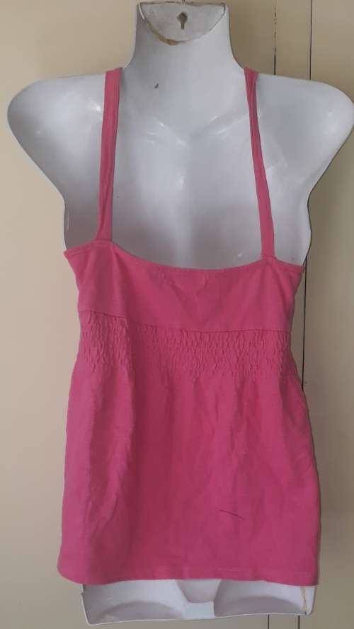 LADIES: PINK TOP- MAKE: OLIVE des OLIVE - SIZE: M