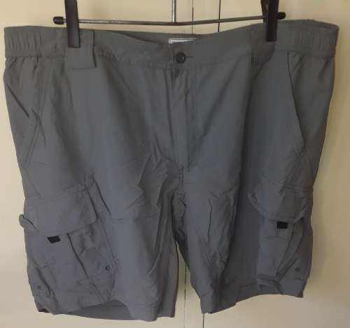 MENS: GREY SHORTS - MAKE: SENQU - SIZE: 42