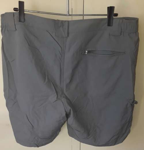 MENS: GREY SHORTS - MAKE: SENQU - SIZE: 42