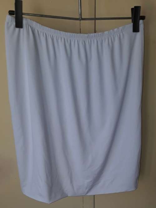 LADIES: WHITE SKIRT - MAKE: NO MAKE - SIZE: XL