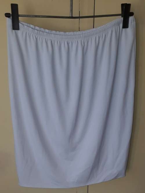 LADIES: WHITE SKIRT - MAKE: NO MAKE - SIZE: XL