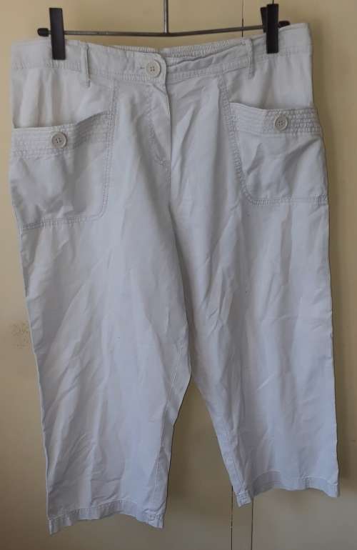 LADIES: WHITE 3/4 SHORTS - MAKE: NO MAKE - SIZE: 14