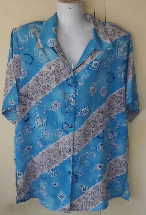 LADIES: BLUE MULTI COLORED BLOUSE WITH SHOULDER PADS - MAKE: NO MAKE - SIZE: NO SIZE