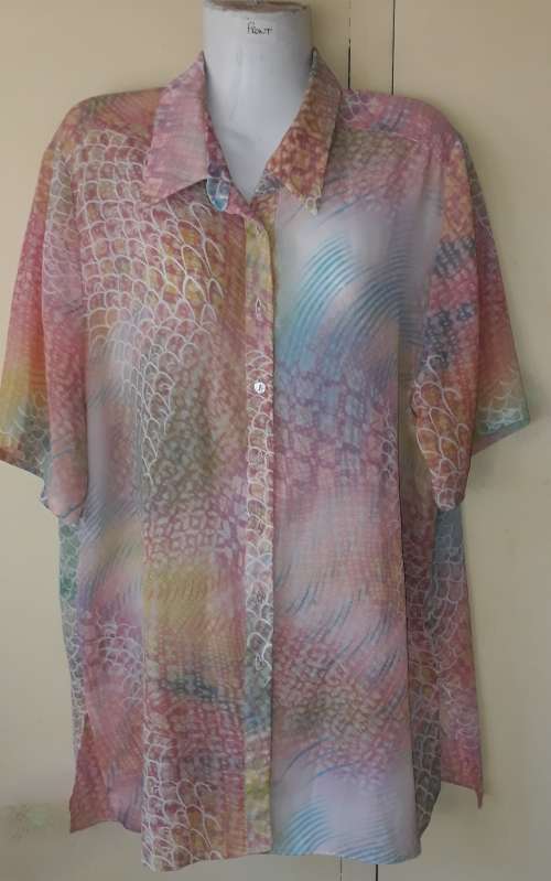 LADIES: MULTI COLORED BLOUSE  - MAKE: DELSWA ESSENTIALS - SIZE: 16