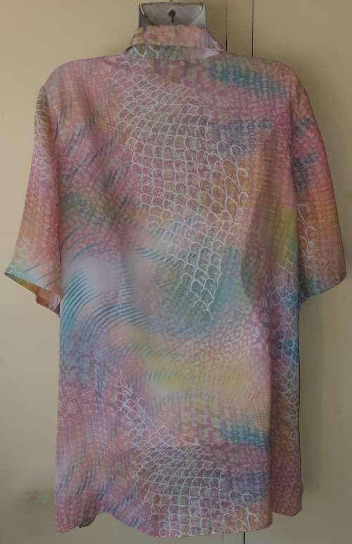 LADIES: MULTI COLORED BLOUSE  - MAKE: DELSWA ESSENTIALS - SIZE: 16
