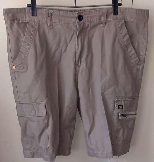 MENS: KHAKI SHORTS - MAKE: CAT - SIZE: 40