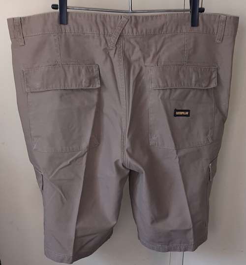 MENS: KHAKI SHORTS - MAKE: CAT - SIZE: 40