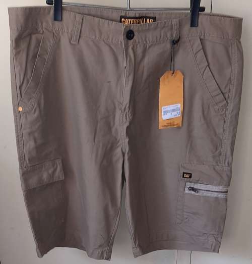 MENS: KHAKI SHORTS - MAKE: CAT - SIZE: 40