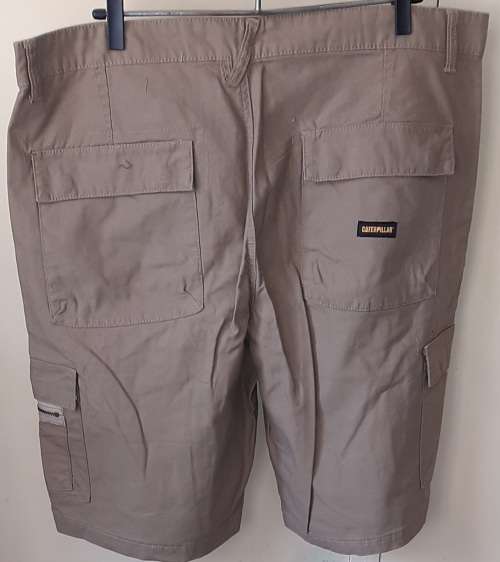 MENS: KHAKI SHORTS - MAKE: CAT - SIZE: 40
