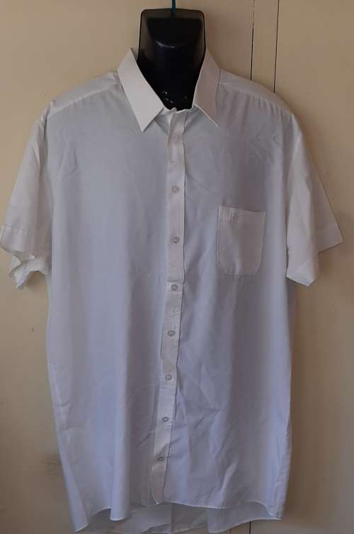 MENS: WHITE SHIRT - MAKE: RGS - SIZE: 47