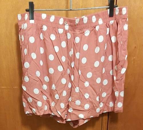 LADIES - BROWN AND WHITE SHORTS - MAKE - BE YOURSELF - SIZE - 44