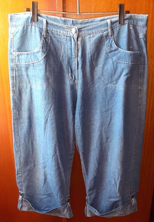 LADIES - BLUE 3-4 JEANS  - MAKE - RENE TAYLOR - SIZE - 40