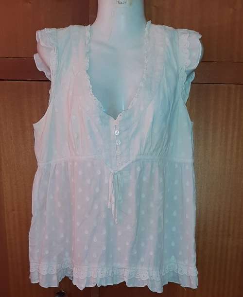 LADIES - WHITE TOP - MAKE - TRUWORTHS - SIZE - 40