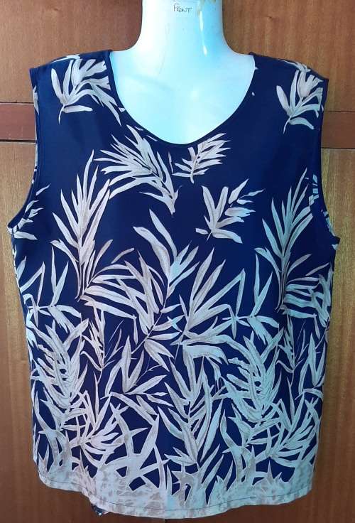 LADIES - 2 PIECE MULTI COLORED BLAZER AND TOP - MAKE - TUNG TAI - SIZE - 46