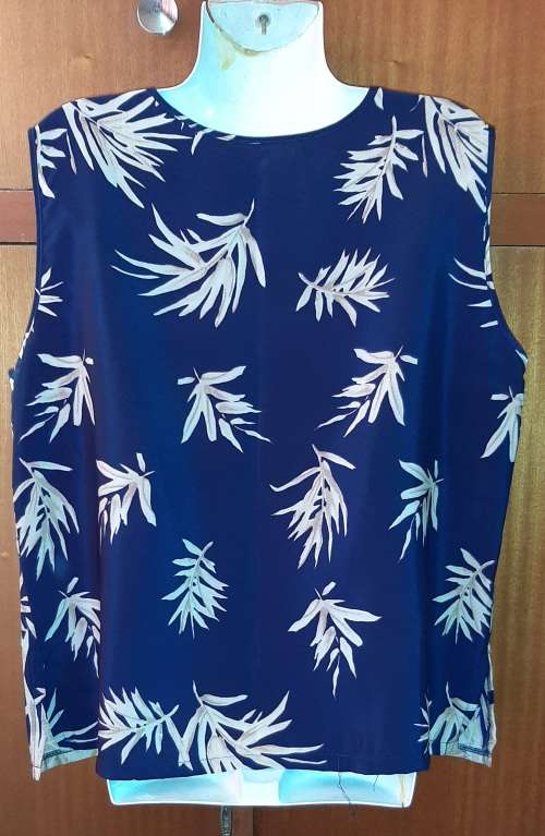 LADIES - 2 PIECE MULTI COLORED BLAZER AND TOP - MAKE - TUNG TAI - SIZE - 46