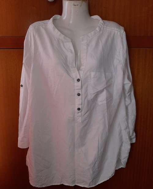 LADIES - WHITE SHIRT - MAKE - RED - SIZE - L