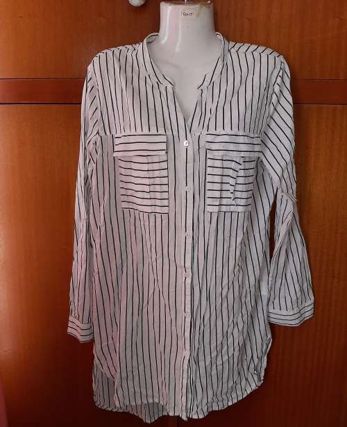 LADIES - WHITE AND BLACK SHIRT - MAKE - LEGEND - SIZE - 14