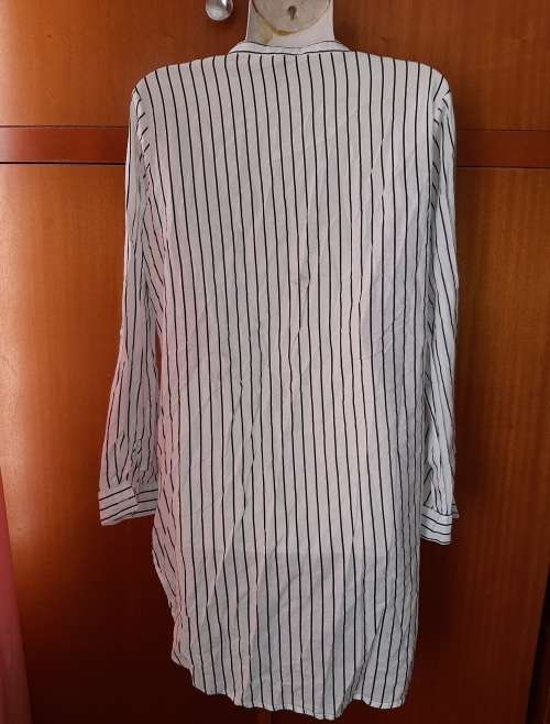 LADIES - WHITE AND BLACK SHIRT - MAKE - LEGEND - SIZE - 14