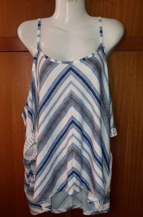 LADIES - BLUE AND WHITE TOP - MAKE - NO MAKE - SIZE - NO SIZE LOOKS BIG