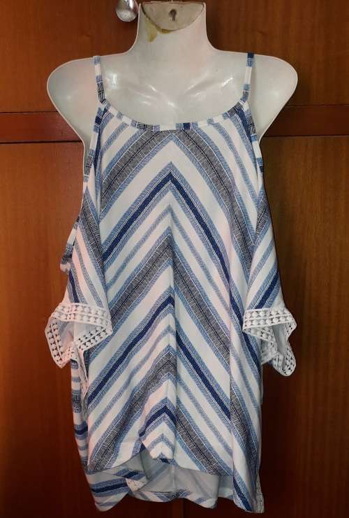 LADIES - BLUE AND WHITE TOP - MAKE - NO MAKE - SIZE - NO SIZE LOOKS BIG