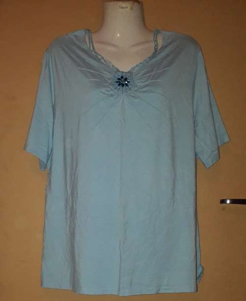 LADIES - BLUE TOP - MAKE - NO MAKE - SIZE - NO SIZE LOOKS BIG