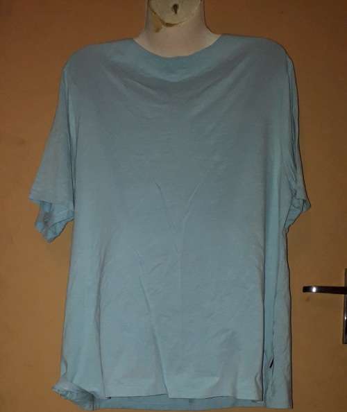 LADIES - BLUE TOP - MAKE - NO MAKE - SIZE - NO SIZE LOOKS BIG