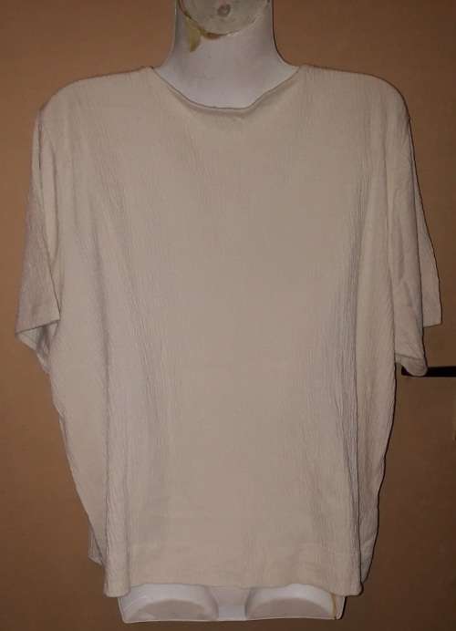 Ladies - Light Beige Top - Make - No Make - Size - ap to ap 60cm, ap to bottom 34cm, bottom 58cm