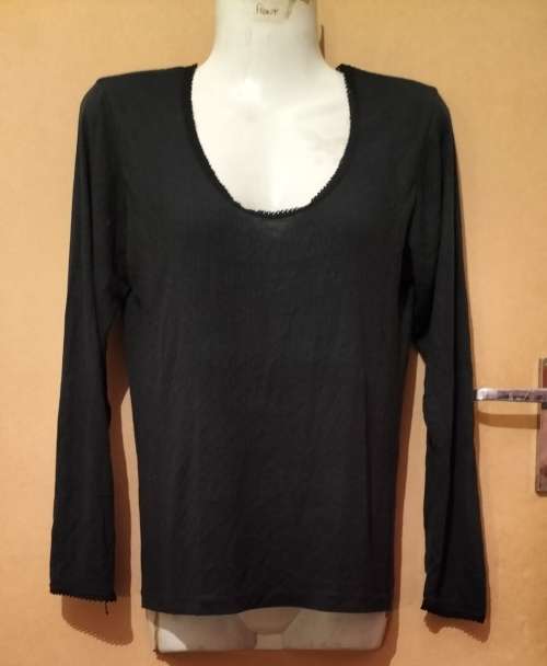 Ladies - Black Top - Make - no make - Size - no size