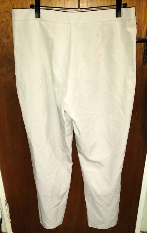 Ladies - Beige Pants - Make - Contempo - Size - 18