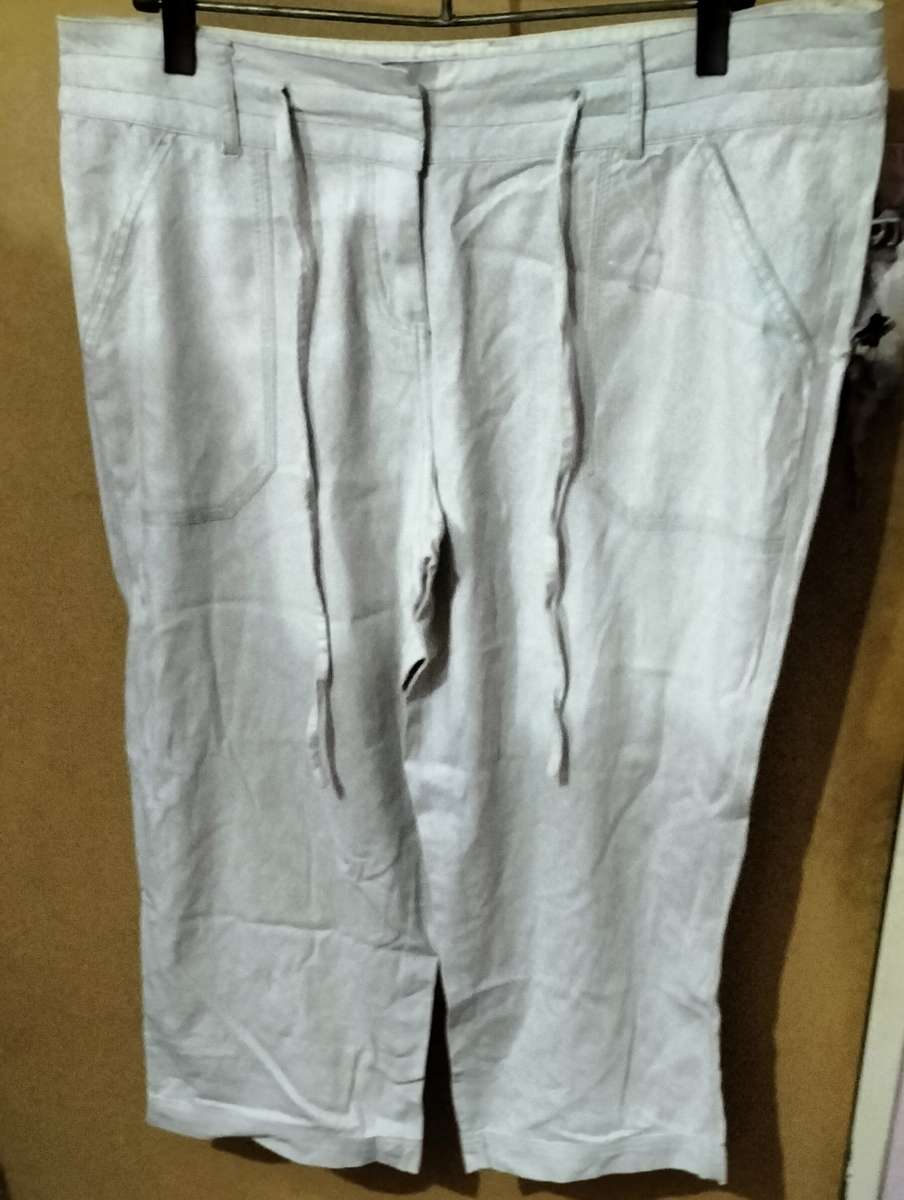 Ladies - White Pants - Make - Real Clothing - Size - 14