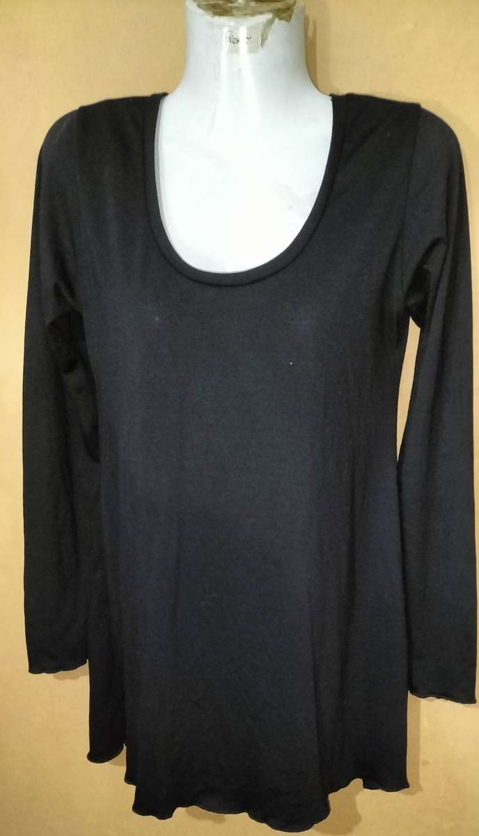 Ladies - Black Top - Make - make on picture - Size - no size