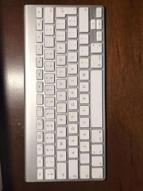 Wireless Apple Magic Mouse and Keyboard 1 Combo