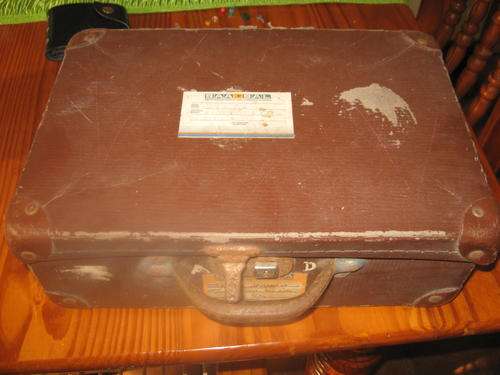 VINTAGE SUITCASE WITH SOME OLD LEGO PIECES