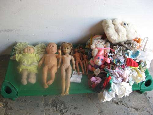 COLLECTION OF DOLLS WITH A BAG FULL OF CLOTHING INCL A 50 YEAR OLD DOLL