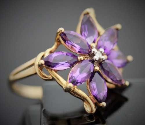LARGE AMETHYST AND DIAMOND YELLOW GOLD RING. 375
