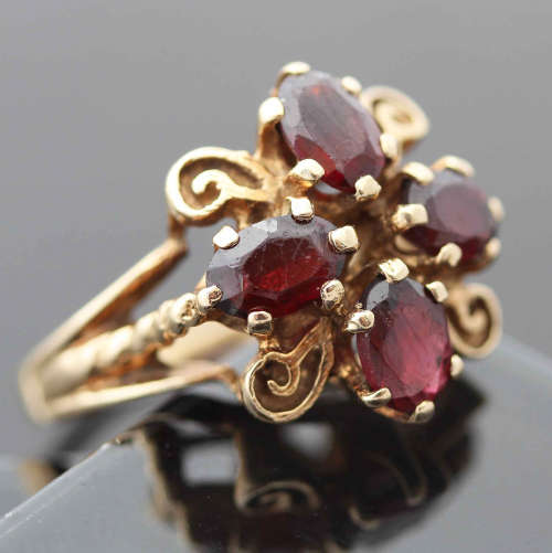 ORNATE LARGE VINTAGE GARNET 9CT YELLOW GOLD RING. LONDON ASSAY
