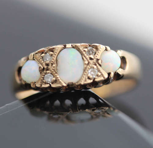 BEAUTIFUL VINTAGE 1951 TRILOGY IRIDESCENT OPAL AND DIAMOND RING IN 9CT YELLOW GOLD. ONE OPAL DAMAGED