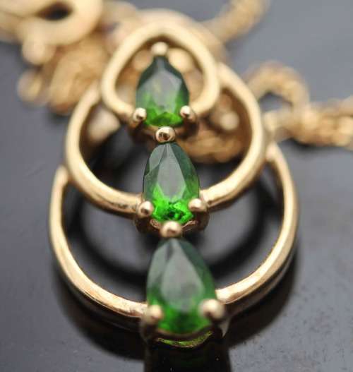ELEGANT ENGLISH MADE DIOPSIDE 9ct YELLOW GOLD PENDANT ON YELLOW GOLD CHAIN. BEAUTIFUL FOREST GREEN!