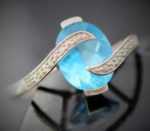 BEAUTIFULLY FACETED BRIGHT BLUE 2ct TOPAZ AND DIAMOND WHITE GOLD RING '375'.