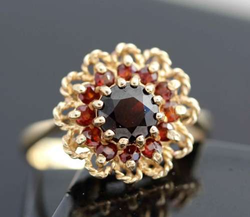 ELEGANT GARNET ROUND CLUSTER RING 9ct YELLOW GOLD RING.