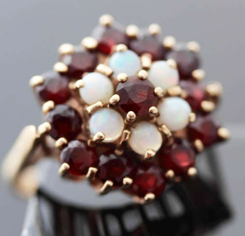 MAGNIFICENT LARGE ENGLISH VINTAGE 1970 GARNET AND OPAL 9ct YELLOW GOLD RING. A HEAVY 6,1 grams!
