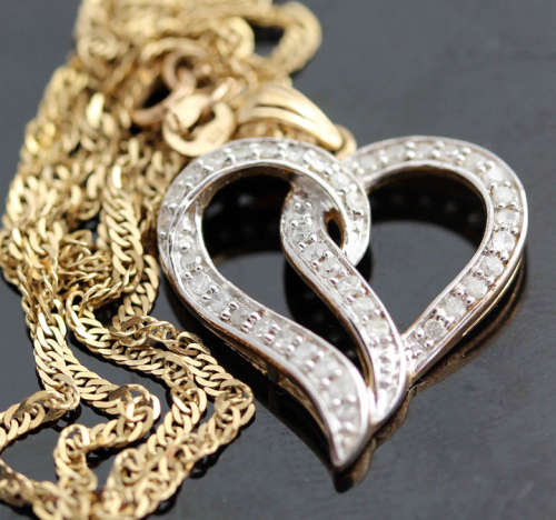 WHIMSICAL HEART DESIGN DIAMOND 0,25ct SET IN 9CT YELLOW GOLD PENDANT NECKLACE