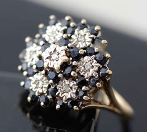 LARGE VINTAGE DIAMOND AND SAPPHIRE 9CT YELLOW GOLD RING. *JEWELLER CERTIFICATE R13'671**