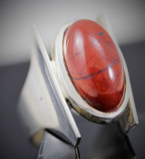 STRIKING RED JASPER HAND-CRAFTED STERLING SILVER RING. 925 A HEAVY 9,36g! MODERN SETTING!