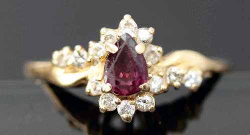 VINTAGE GARNET AND DIAMOND 14CT GOLD RING. *JEWELLER CERTIFIED AT R9'475* GORGEOUS COLOURS