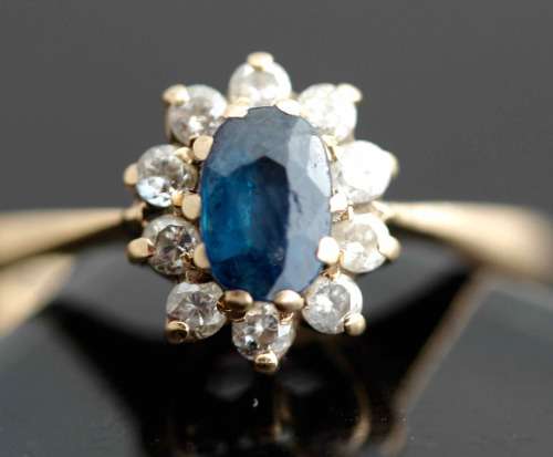 CORNFLOWER BLUE SAPPHIRE AND DIAMOND 9ct GOLD RING *JEWELLER CERTIFICATE R12'920* LONDON ASSAY