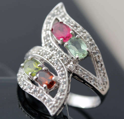 INTERESTING LARGE MULTICOLOURED TOURMALINE AND TOPAZ STERLING SILVER RING. 925