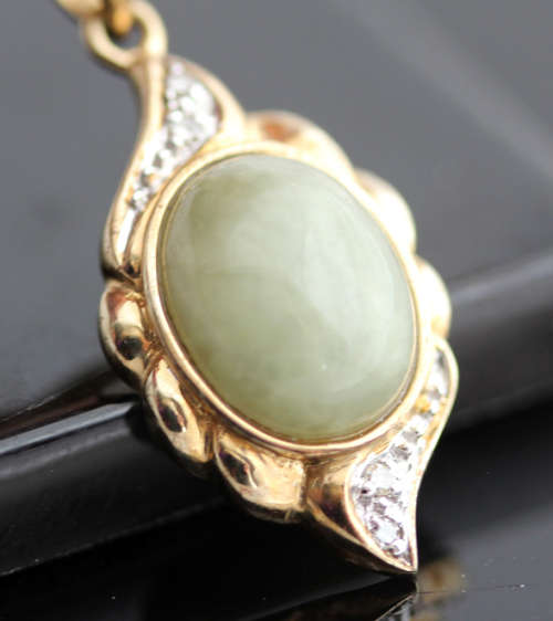 ELEGANT JADE AND DIAMOND PENDANT IN 9ct YELLOW GOLD. LONDON ASSAY. 44CM ITALIAN GOLD CHAIN