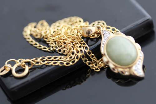 ELEGANT JADE AND DIAMOND PENDANT IN 9ct YELLOW GOLD. LONDON ASSAY. 44CM ITALIAN GOLD CHAIN